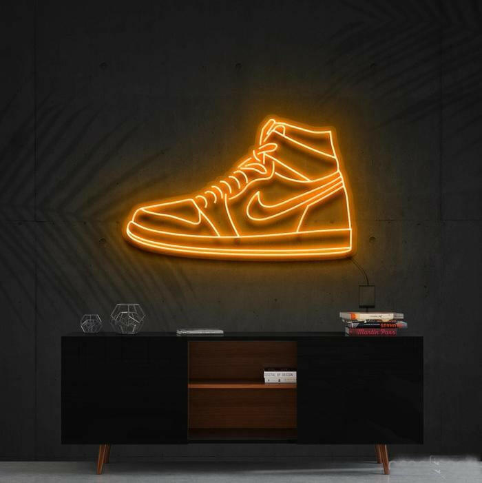 Air Jordan sign neon.